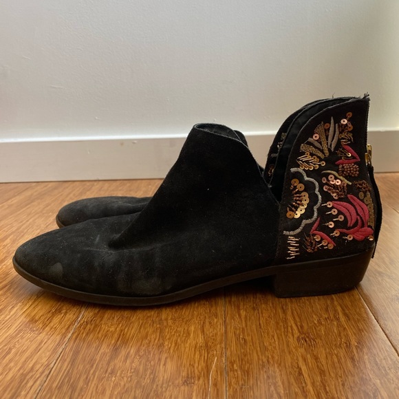 Kenneth Cole Black Suede Booties with Detailed Heel (9 US) - Picture 6 of 6